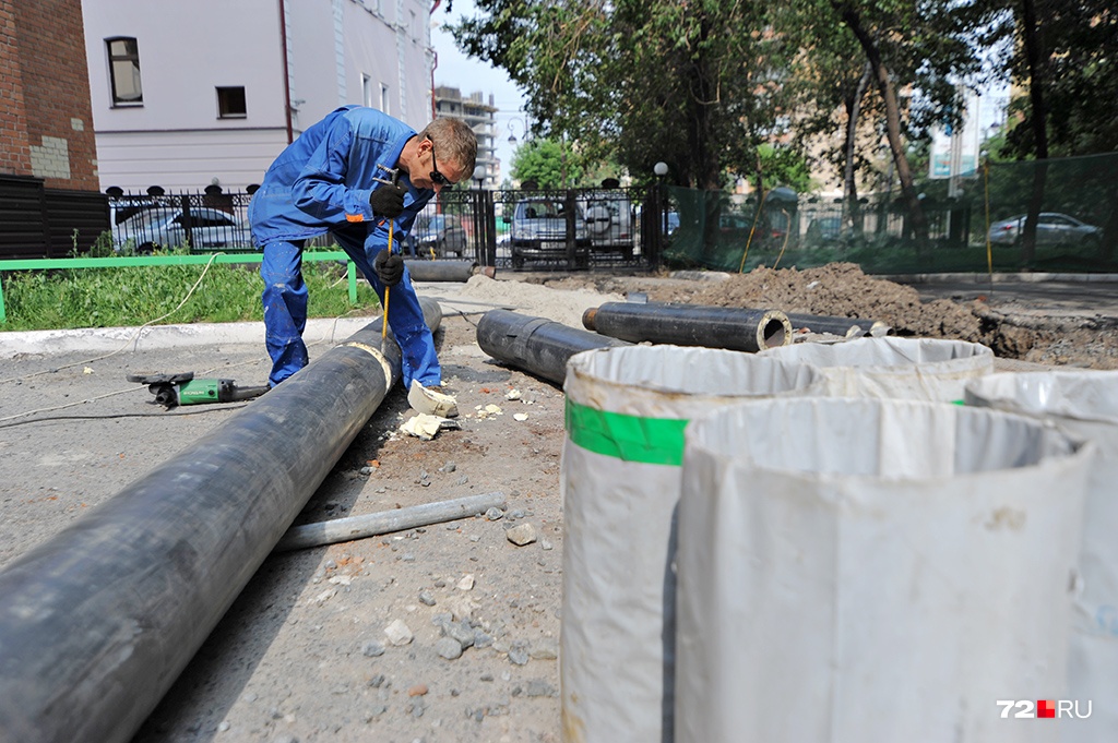 Жители Березняков едва не утонули в фекалиях: в канализацию слили несколько кубометров бетона