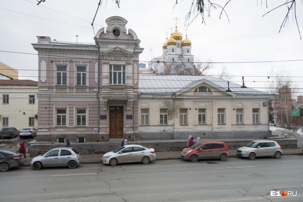 Красиво, но незаконно: старинный дом рядом с Храмом-на-Крови покрасили в  розовый | 04.07.2018 | Екатеринбург - БезФормата