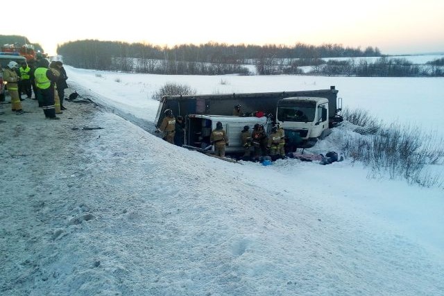 В микроавтобусе ехали 13 человек, среди них 8 южноуральцев В микроавтобусе ехали 13 человек, среди них 8 южноуральцев