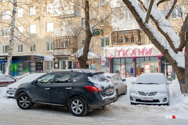 Многие водители вынуждены ставить машины на газонах, когда места на разрешенных парковках заняты Многие водители вынуждены ставить машины на газонах, когда места на разрешенных парковках заняты