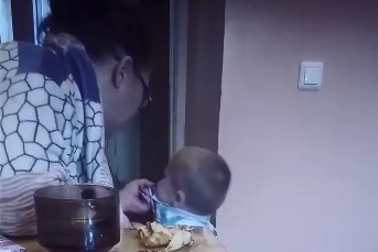 Жители Линёво пересылают друг другу это видео с просьбой опознать героев ролика Жители Линёво пересылают друг другу это видео с просьбой опознать героев ролика 