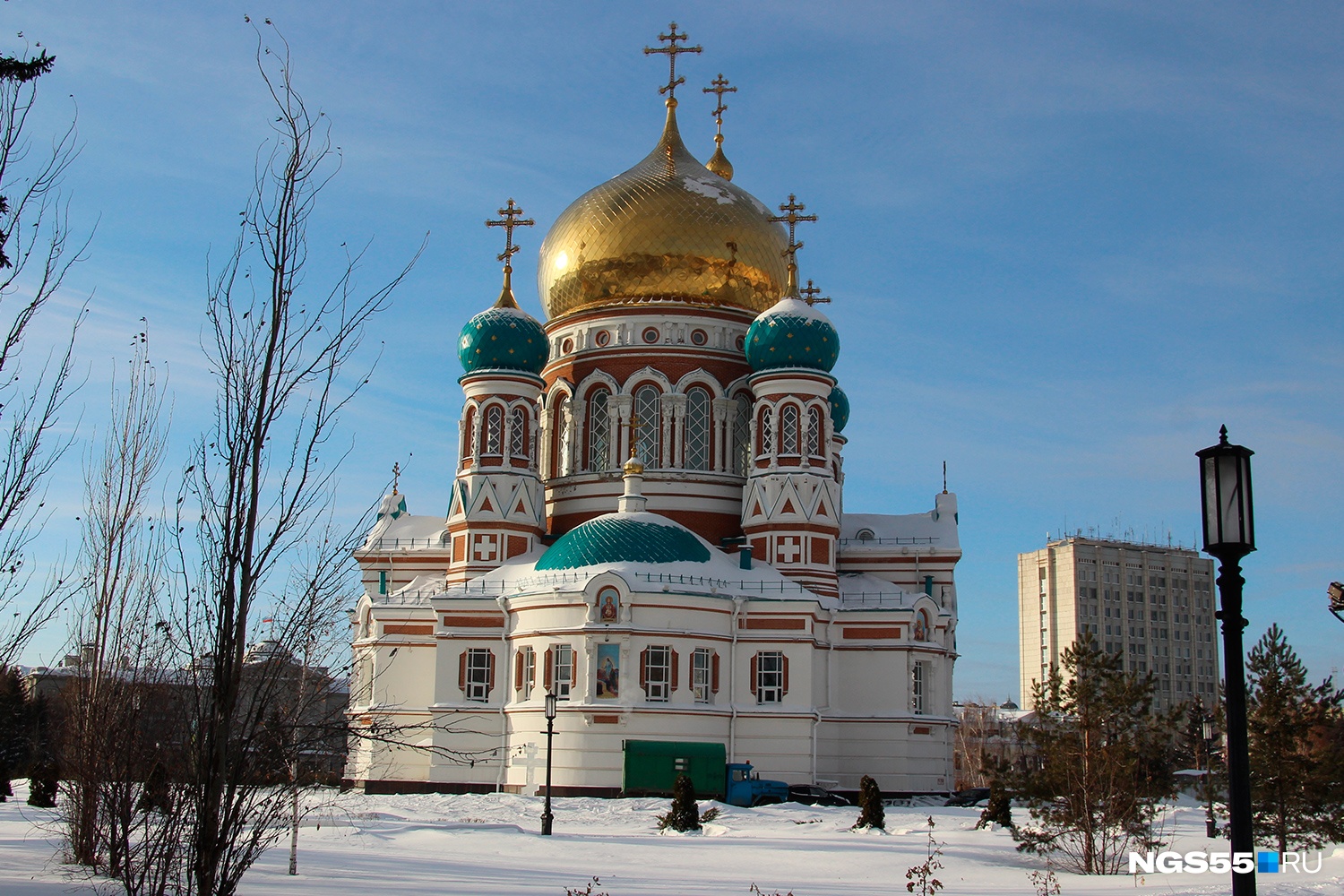 Омск население. Успенский собор Омск зима. Собор в центре Омска зимой. Омск зимой и летом. Виды Омска зимой.