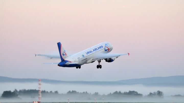 Женщина, летевшая в Екатеринбург, родила сына на борту самолёта