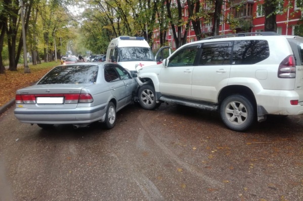 По данным аваркомов, «Тойота» в момент ДТП выезжала со двора По данным аваркомов, «Тойота» в момент ДТП выезжала со двора