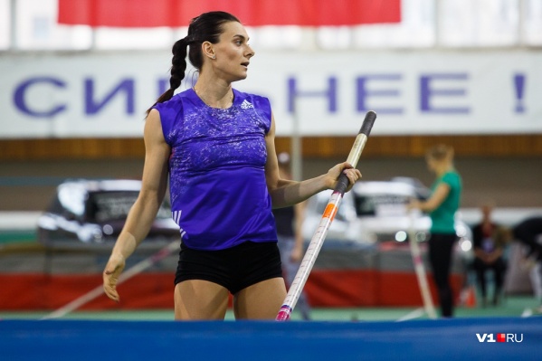 Елена Исинбаева постигает азы плавания Елена Исинбаева постигает азы плавания