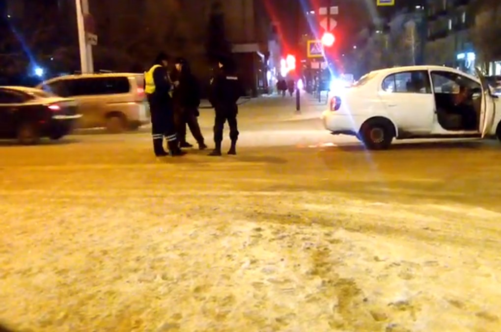 «Это не моя машина»: очевидцы сдали полиции пьяного водителя на Сурикова