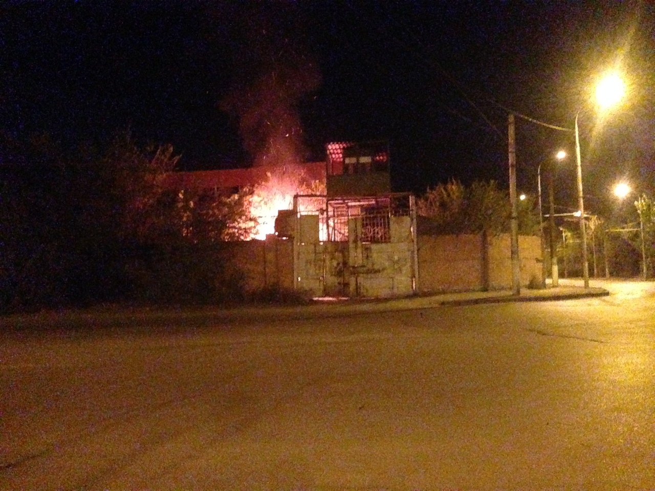В Волгограде у заброшенного цеха на Нижнем Тракторном случился пожар: видео