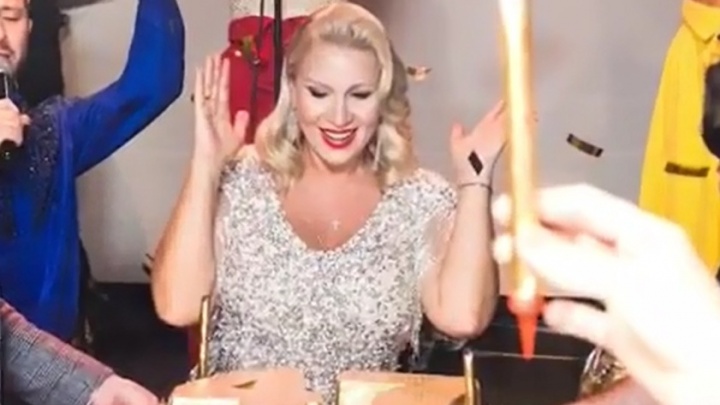 Телеведущая Екатерина Одинцова отметила день рождения золотым тортом в компании звёзд