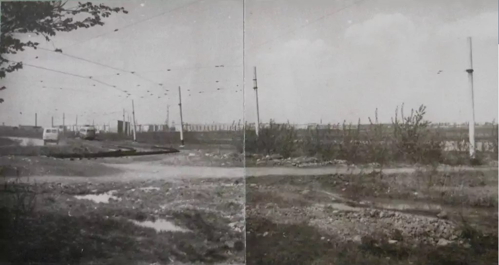 Трамвай на Сортировку запустили ещё в конце 1940-х годов. В 1953 году ветку протянули до поселка Семь Ключей. Изначально это была однопутка, но электротранспорт для района, отдаленного от центральной части Свердловска, был крайне важен. В 1964 году был построен и второй путь трамвайной линии. На снимке вагон уходит вглубь Сортировки. Вдали видны дома по улице Надеждинской. Фотография ориентировочно 1970 года Трамвай на Сортировку запустили ещё в конце 1940-х годов. В 1953 году ветку протянули до поселка Семь Ключей. Изначально это была однопутка, но электротранспорт для района, отдаленного от центральной части Свердловска, был крайне важен. В 1964 году был построен и второй путь трамвайной линии. На снимке вагон уходит вглубь Сортировки. Вдали видны дома по улице Надеждинской. Фотография ориентировочно 1970 года
