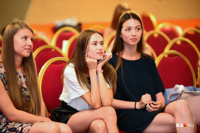 Девчонки, которые прошли строгий отбор, в течение месяца будут готовиться к финальному шоу Девчонки, которые прошли строгий отбор, в течение месяца будут готовиться к финальному шоу