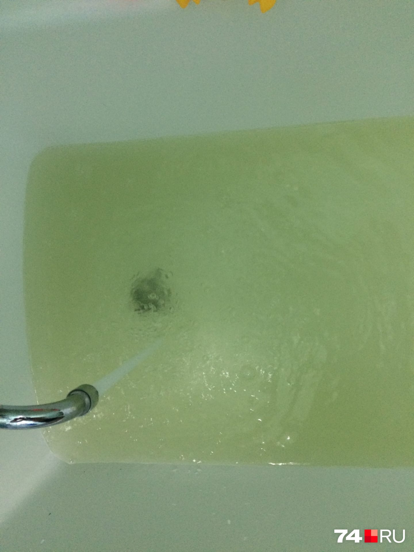 Даже такая вода вызывает у жителей опасения. Не повредит ли купание в ней здоровью? Даже такая вода вызывает у жителей опасения. Не повредит ли купание в ней здоровью?