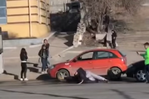 По словам очевидцев, одному из мужчин крепко досталось По словам очевидцев, одному из мужчин крепко досталось