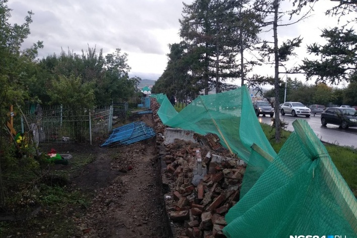 Рабочие разобрали кирпичную кладку Рабочие разобрали кирпичную кладку