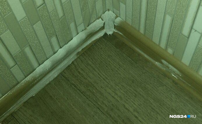 наледь на пластиковых окнах. промерзать насквозь. промерзать насквозь. некачественные пластиковые окна.