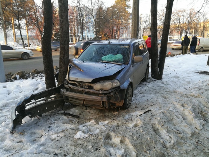 «Хонду» зажало между деревьями и столбом «Хонду» зажало между деревьями и столбом