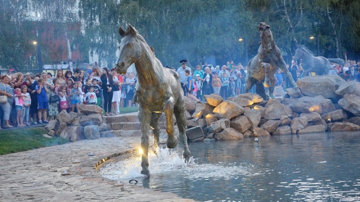 В Аксае появились пять лошадей, которые перебегают водоем: в городе открыли новый сквер с фонтаном