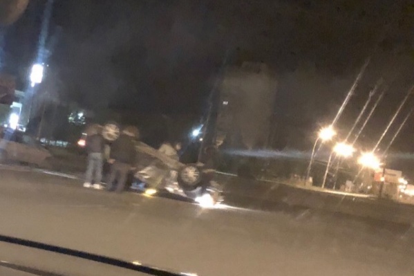 Легковое авто перевернулось от удара Легковое авто перевернулось от удара 
