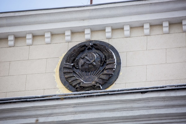 Советский герб пропал со здания в начале весны и вернулся на место только в конце октября Советский герб пропал со здания в начале весны и вернулся на место только в конце октября