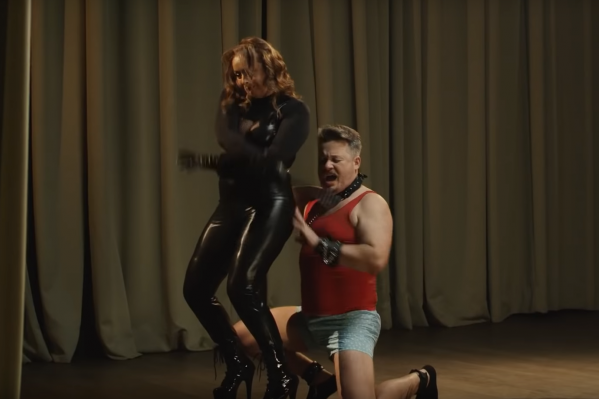 Одна из сцен клипа Одна из сцен клипа