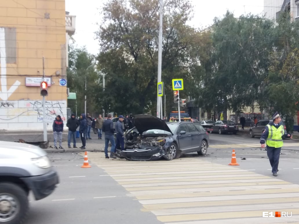 Е1 новости. Авария на Малышева Мамина Сибиряка Екатеринбург. Массовое ДТП на Малышева е1.