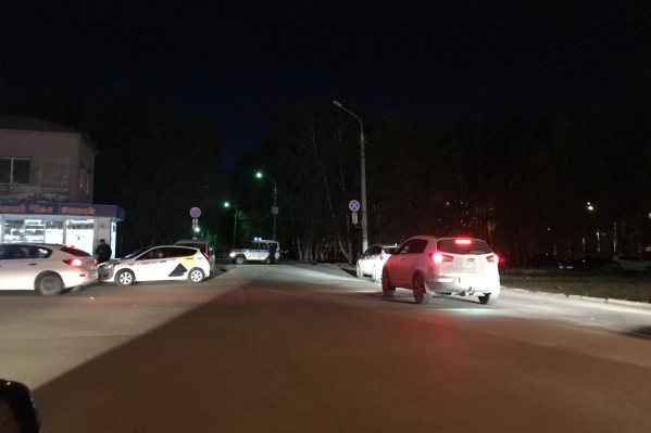 Въезд перекрыли автомобилем полиции Въезд перекрыли автомобилем полиции