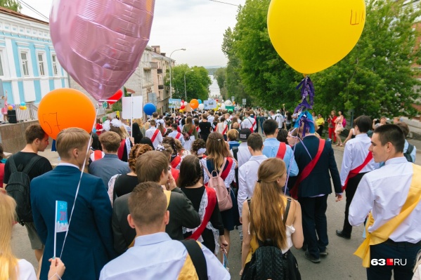 Последний звонок в Самаре обычно отмечают шествием выпускников и праздничной программой Последний звонок в Самаре обычно отмечают шествием выпускников и праздничной программой