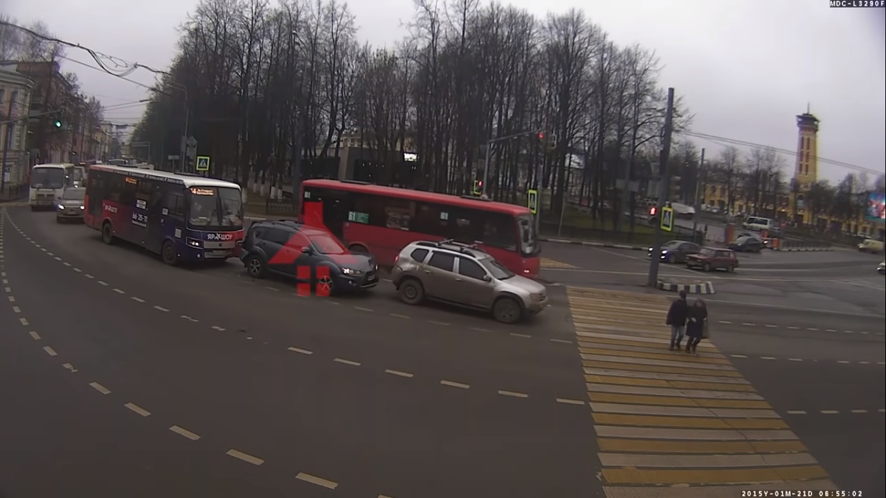 Тройная авария в центре Ярославля: маршрутка с людьми врезалась в авто. Видео