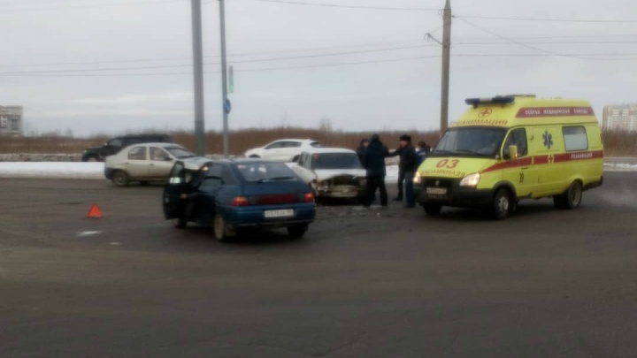 В Кургане на проспекте маршала Голикова столкнулись два автомобиля ВАЗ