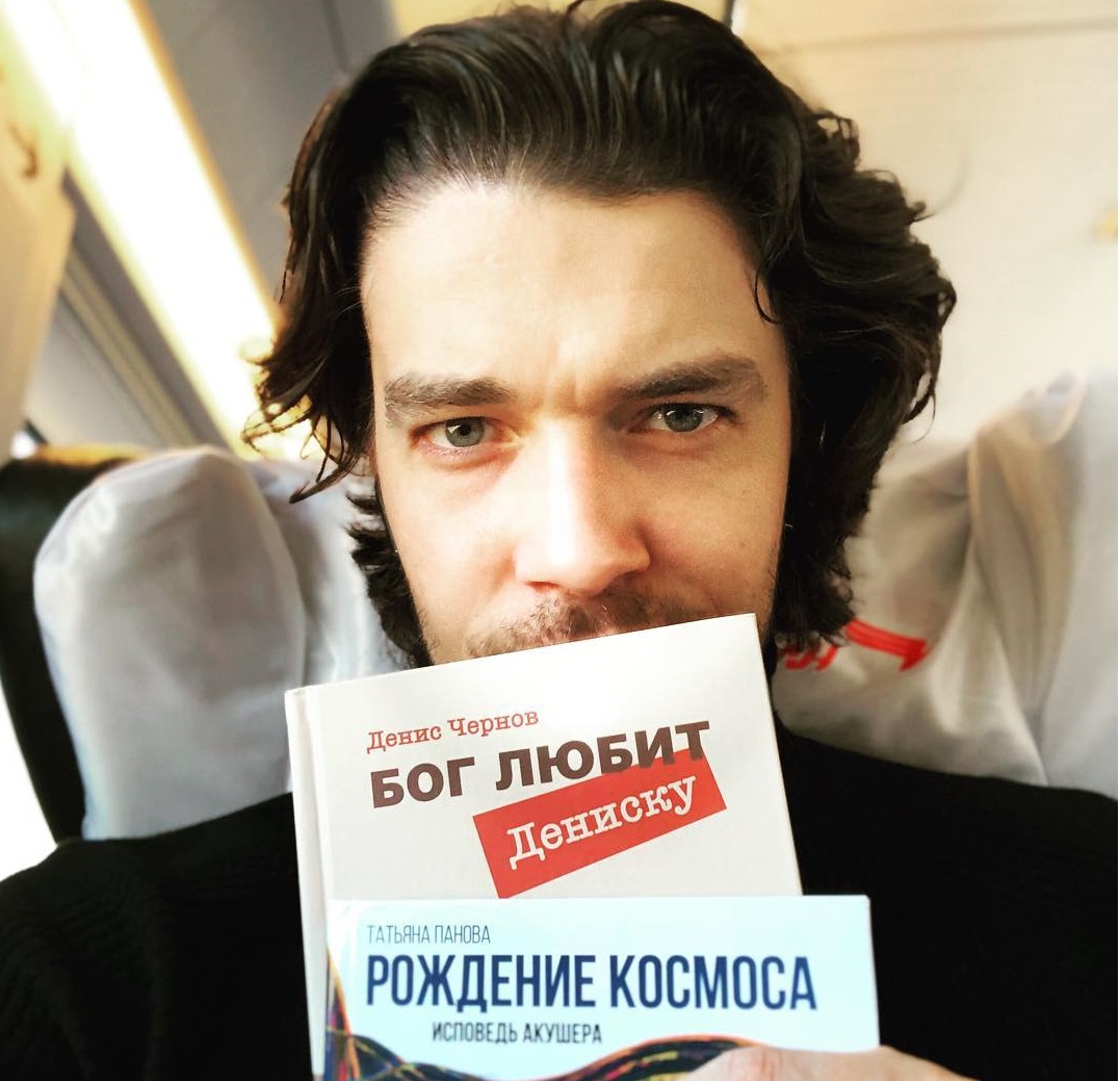 Максим Матвеев берет с собой в полет интересные книги Максим Матвеев берет с собой в полет интересные книги