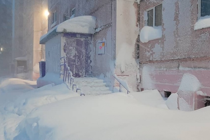 В Норильске появилось много огромных сугробов В Норильске появилось много огромных сугробов