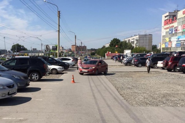 Место аварии на парковке ТЦ «Дружба» Место аварии на парковке ТЦ «Дружба»
