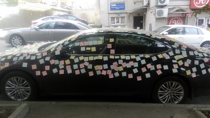 В Ростове мужчина обклеил авто девушки признаниями в любви
