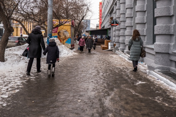 Тротуары от гололёда должны чистить с помощью техники и вручную (но чистят не всегда) Тротуары от гололёда должны чистить с помощью техники и вручную (но чистят не всегда)