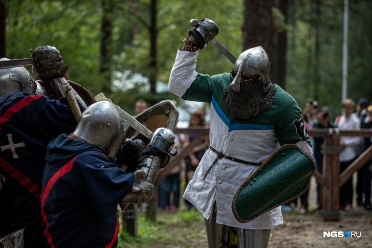 «Княжий двор» стал уже традицией — целые выходные участники фестиваля живут как в легенде о средневековых рыцарях