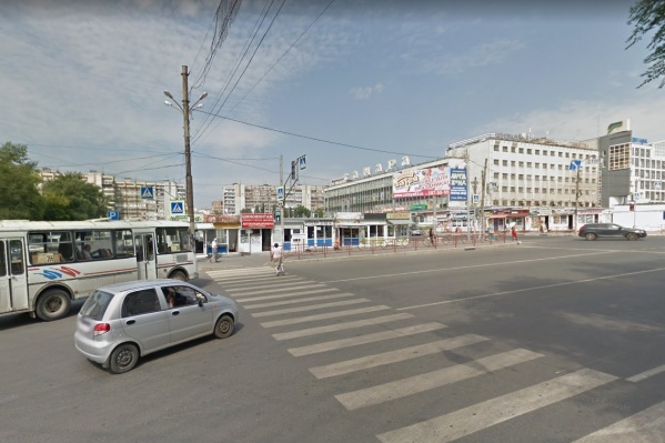 Сейчас на месте будущей стройки стоят киоски Сейчас на месте будущей стройки стоят киоски