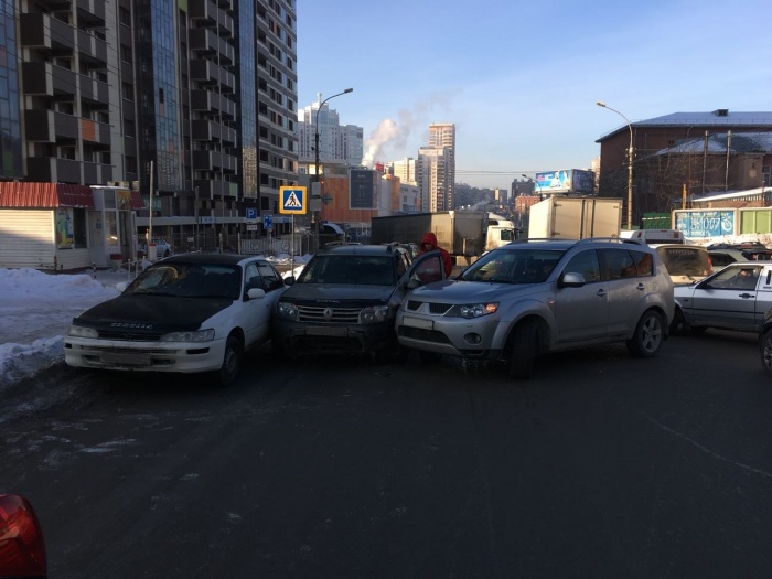 В аварию попали Toyota Corolla, Renault Duster и Mitsubishi Outlander В аварию попали Toyota Corolla, Renault Duster и Mitsubishi Outlander