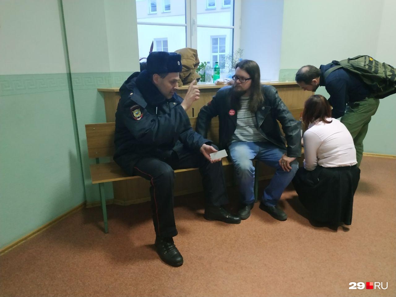 Огорелков рассказывает Богучарскому, как должен выглядеть журналист на митингах Огорелков рассказывает Богучарскому, как должен выглядеть журналист на митингах