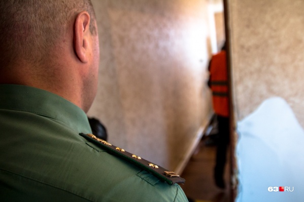Приставы пришли к должнику домой Приставы пришли к должнику домой