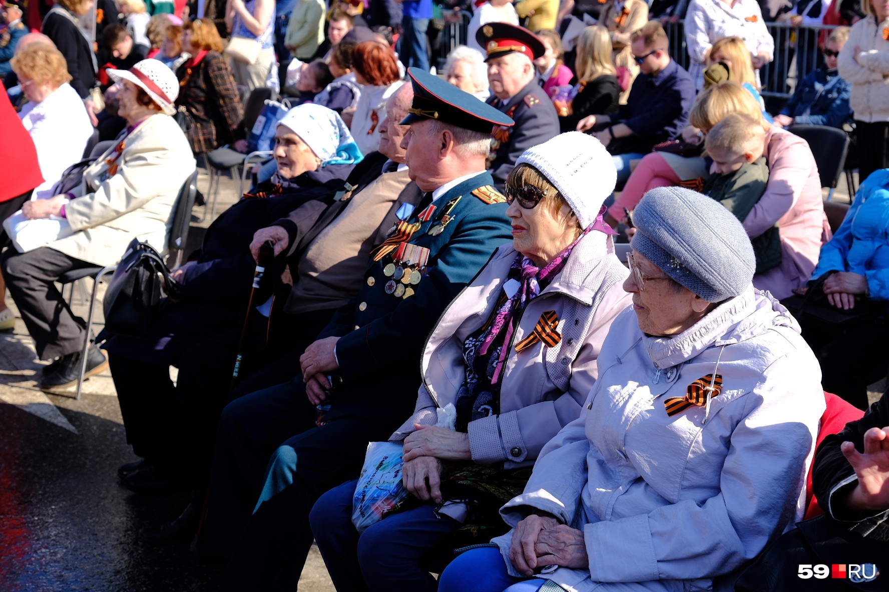 У большинства пришедших — георгиевские ленточки У большинства пришедших — георгиевские ленточки