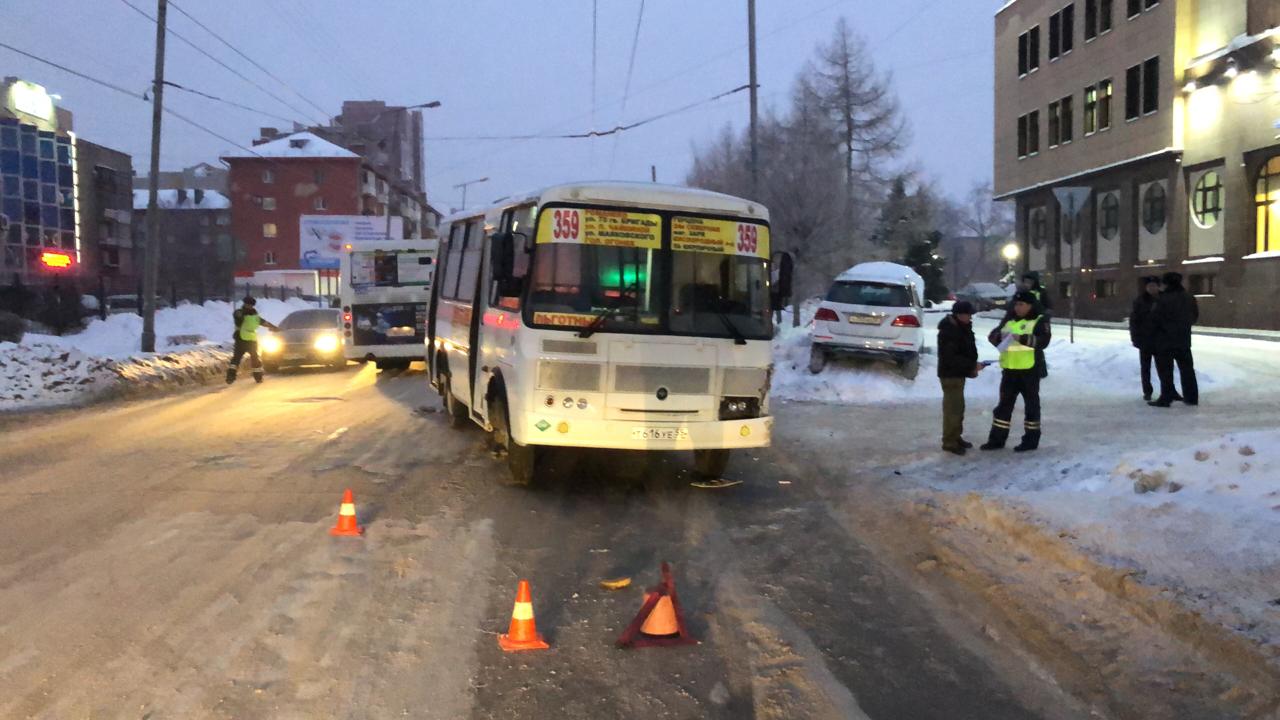 Автобус выехал на тротуар. 359 Автобус Омск. 359 Маршрут Омск. 359 Маршрутка Омск.