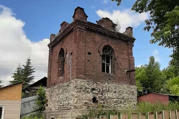 Насосная станция стоит недалеко от берега Оби в глубине частного сектора Насосная станция стоит недалеко от берега Оби в глубине частного сектора