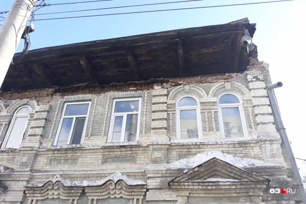 Обрушение кровли дома на улице Водников, 31 <a href="https://63.ru/text/incidents/65955711" target="_blank" class="_">стало резонансным происшествием</a> с эвакуацией жильцов Обрушение кровли дома на улице Водников, 31 <a href="https://63.ru/text/incidents/65955711" target="_blank" class="_">стало резонансным происшествием</a> с эвакуацией жильцов