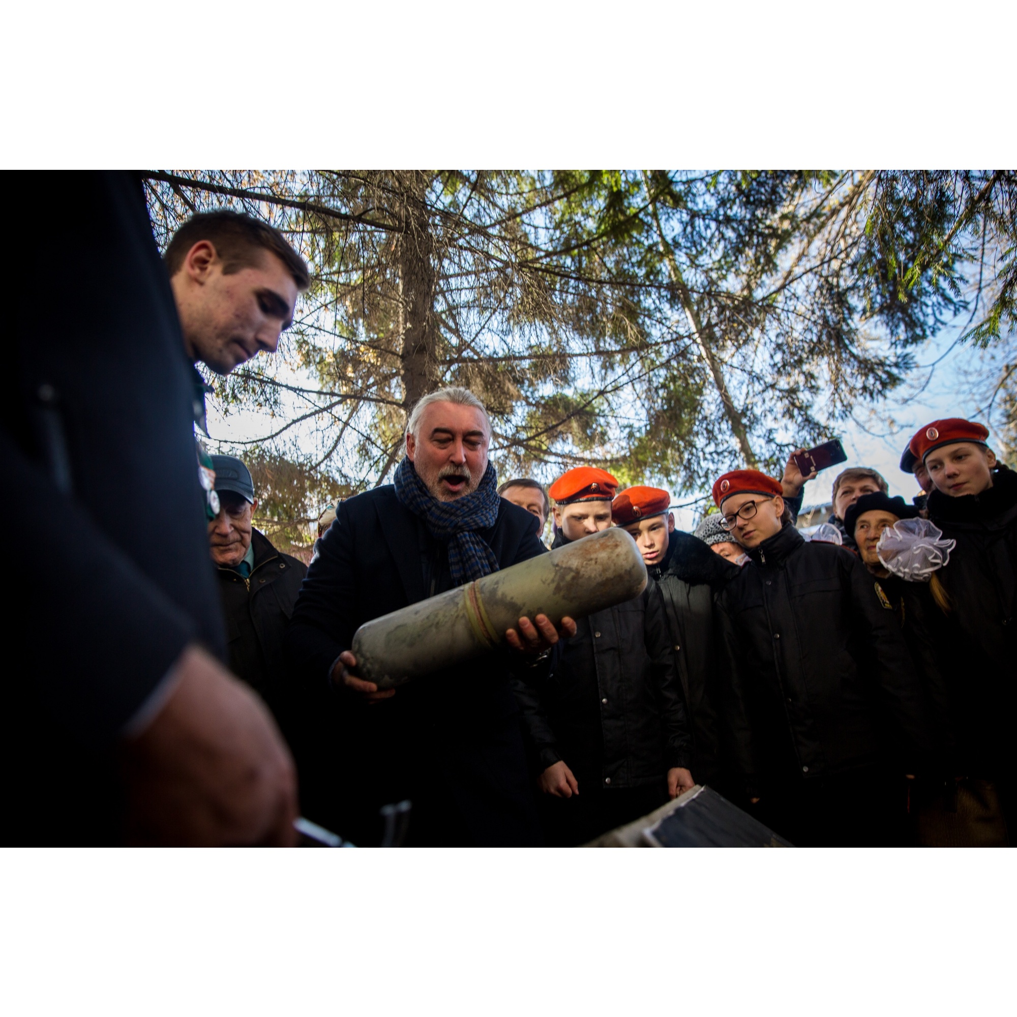 Всё же капсулу удалось достать — а через несколько секунд свет увидело и письмо потомкам Всё же капсулу удалось достать — а через несколько секунд свет увидело и письмо потомкам 