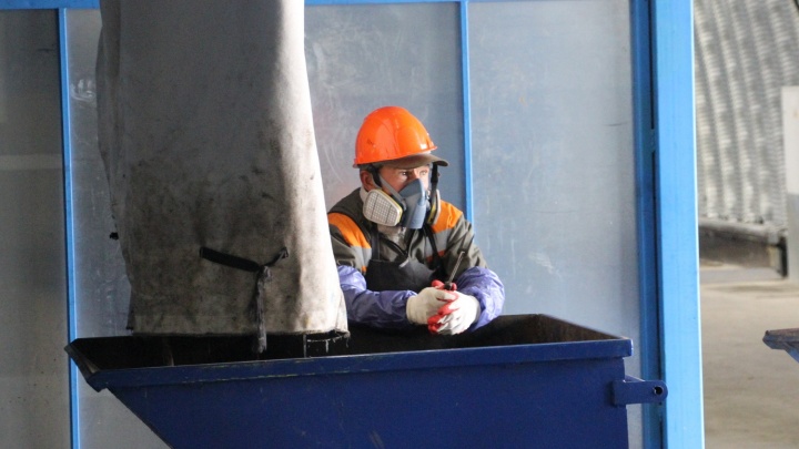 Брикеты мусора и довольные вороны: в Омске открыли мусороперерабатывающий завод