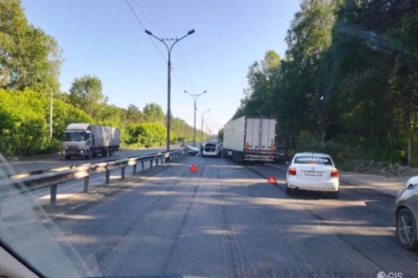 Машинам пришлось объезжать аварию по обочине Машинам пришлось объезжать аварию по обочине