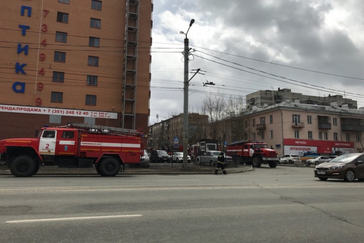 На пожар в фитнес-клубе на первом этаже жилого дома примчались семь автомобилей МЧС