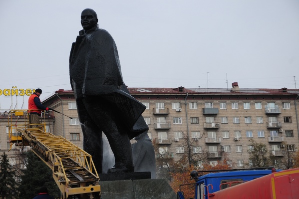 Мойка памятника Ленину в центре города Мойка памятника Ленину в центре города