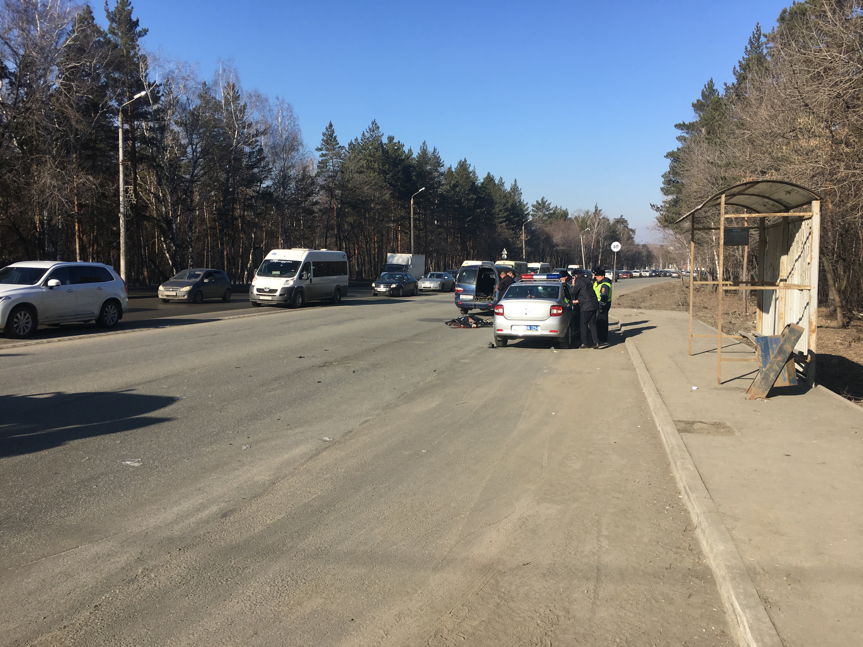Они опрашивают очевидцев и сбившего пешехода автомобилиста Они опрашивают очевидцев и сбившего пешехода автомобилиста