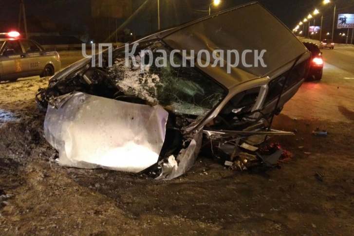 Машина получила значительные повреждения спереди, как и сам водитель Машина получила значительные повреждения спереди, как и сам водитель