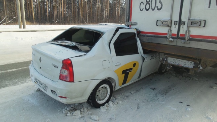 На Московской машина такси залетела под грузовик
